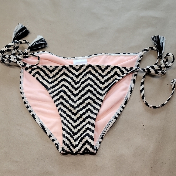Xhilaration Size S, Black & Fleshy-Tan Chevron Boho Side Tie Bikini Bottoms - Picture 1 of 4